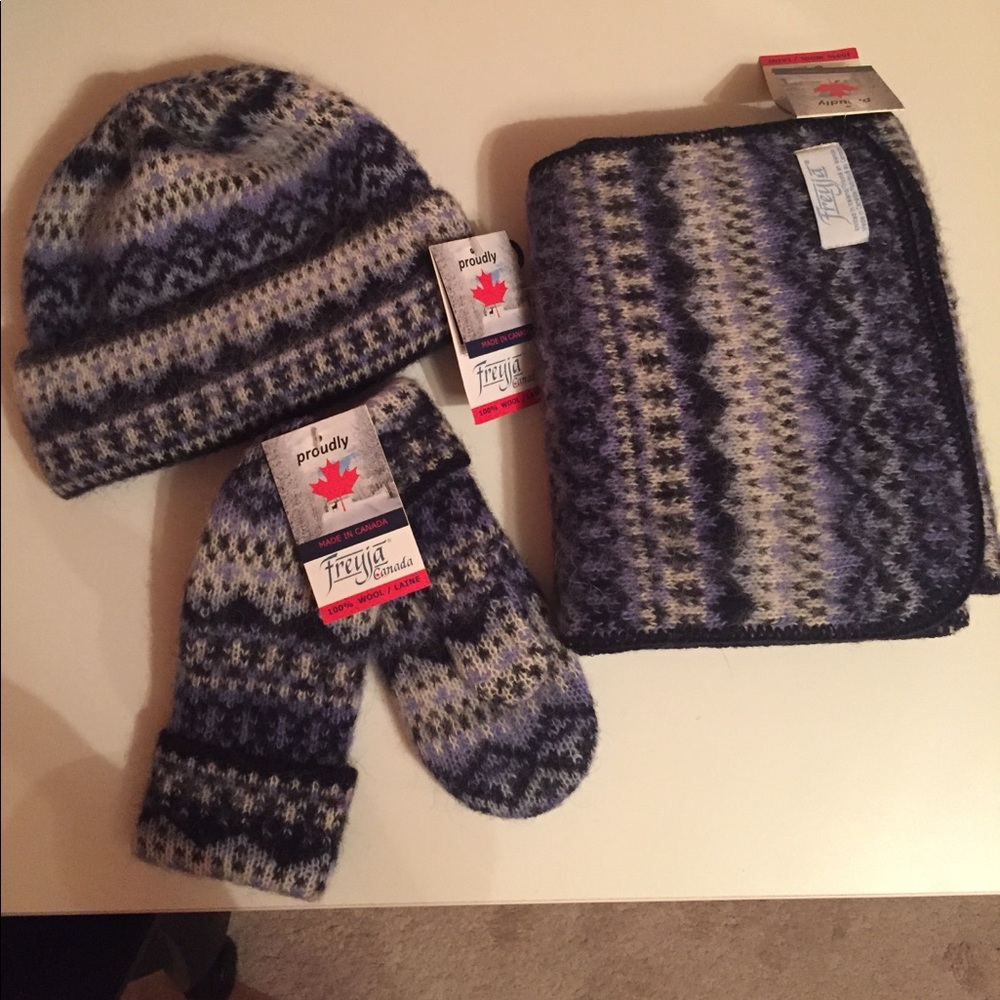 Freyja Women's Blue and White Knit Accessory Set